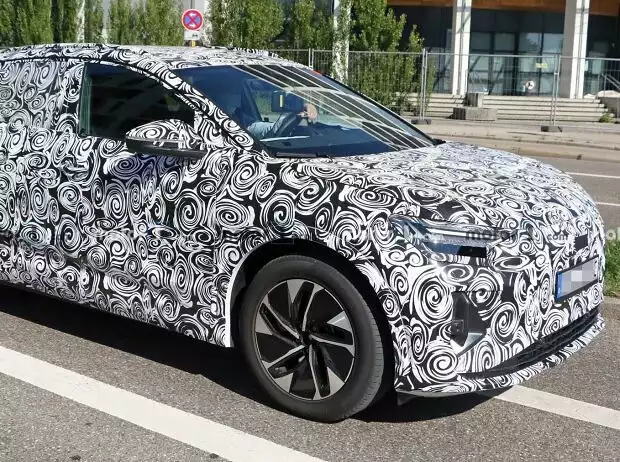 Audi Q4 E-Tron mit Serienkarosserie erwischt Titel-Bild zur News: Audi Q4 E-Tron mit Serienkarosserie erwischt