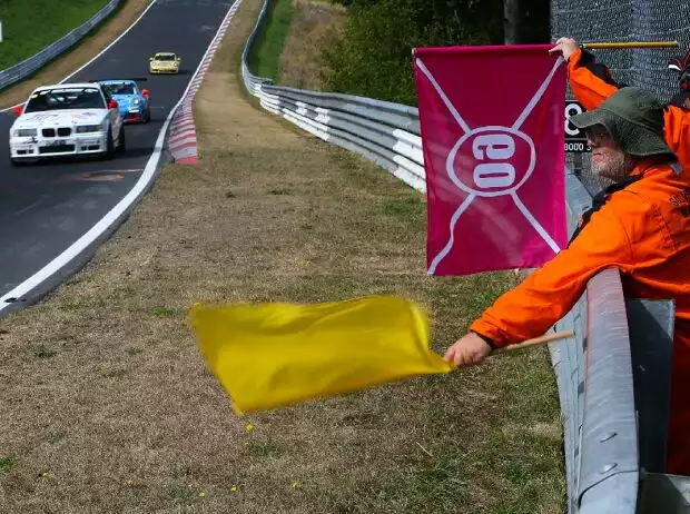 Code-60-Flagge, Code 60, Streckenposten Titel-Bild zur News: Code-60-Flagge, Code 60, Streckenposten