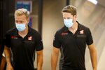 Kevin Magnussen (Haas) und Romain Grosjean (Haas) 