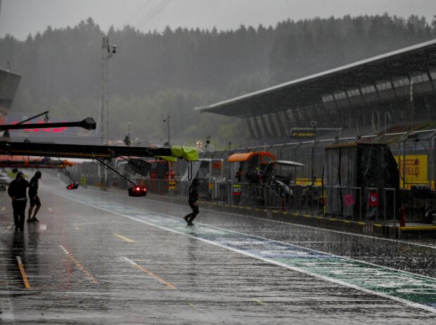 Boxengasse im Regen in Spielberg Boxengasse im Regen in Spielberg