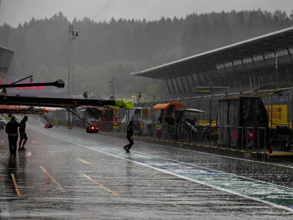 Boxengasse im Regen in Spielberg