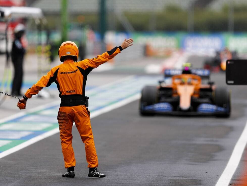 Mechaniker winkt Lando Norris in die Box