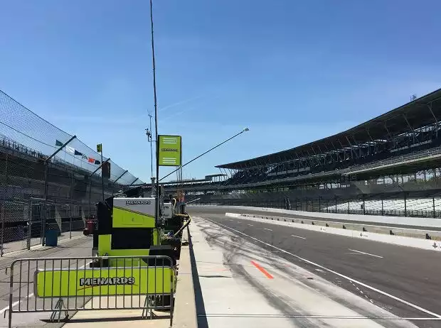 Boxengasse des Indianapolis Motor Speedway am Ruhetag vor dem Indy 500 2018 Titel-Bild zur News: Boxengasse des Indianapolis Motor Speedway am Ruhetag vor dem Indy 500 2018