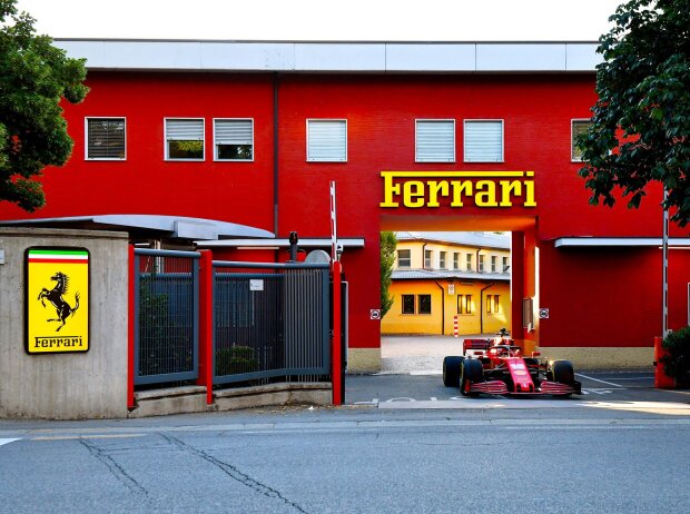 Charles Leclerc fährt aus der Ferrari-Fabrik (Gestione Sportiva) in Maranello