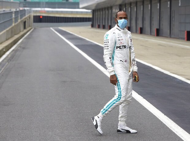 Titel-Bild zur News: Lewis Hamilton mit Maske