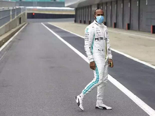 Lewis Hamilton mit Maske Titel-Bild zur News: Lewis Hamilton mit Maske