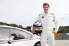 Bild zum Inhalt: Formel-1-Pilot George Russell stand vor DTM-Cockpit bei BMW