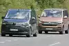 Bild zum Inhalt: Volkswagen T7 (2021) quasi ungetarnt erwischt, testet mit aktuellem VW Bus