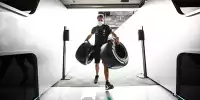 Mechaniker mit Formel-1-Reifen