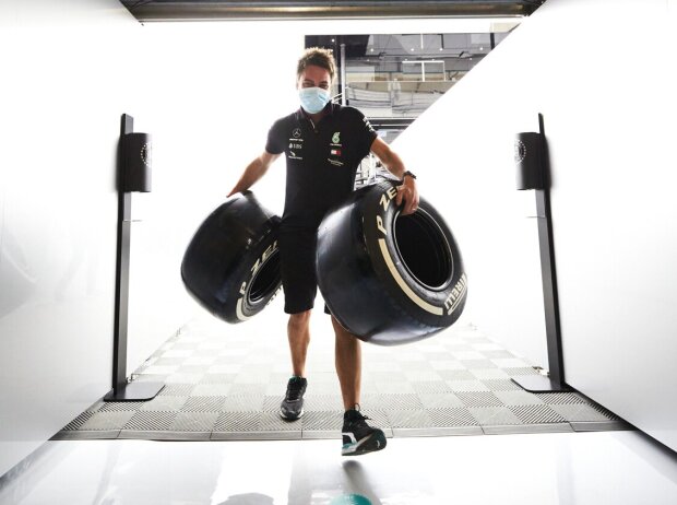 Titel-Bild zur News: Mechaniker mit Formel-1-Reifen