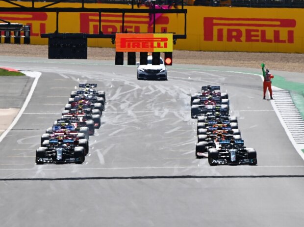 Titel-Bild zur News: Start in Silverstone 2020: Lewis Hamilton, Valtteri Bottas