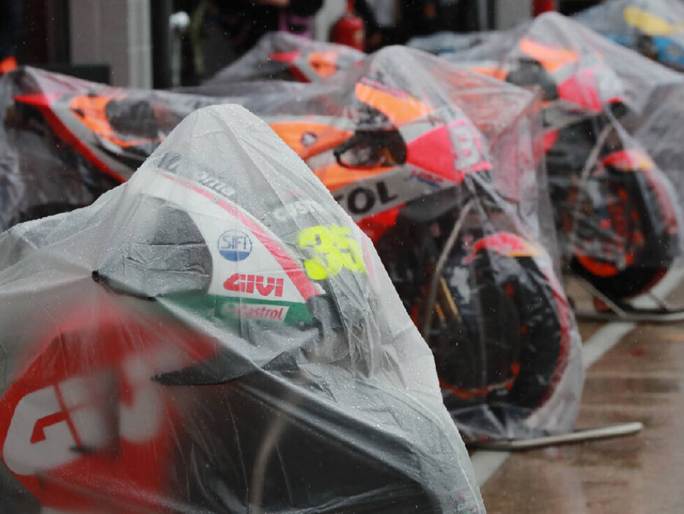 MotoGP-Bikes unter Regenplanen in Silverstone 2018