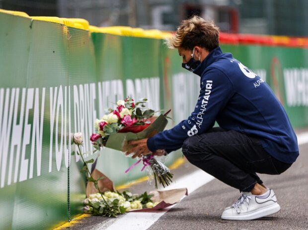 Titel-Bild zur News: Pierre Gasly legt Blumen nieder am Unfallort von Anthoine Hubert in Spa