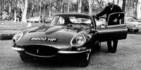 Jaguar E-Type: Firmenchef Sir William Lyons 1961 mit dem 9600 HP. Copyright JDHT