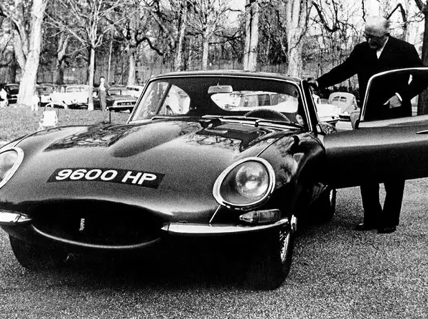 Titel-Bild zur News: Jaguar E-Type: Firmenchef Sir William Lyons 1961 mit dem 9600 HP. Copyright JDHT