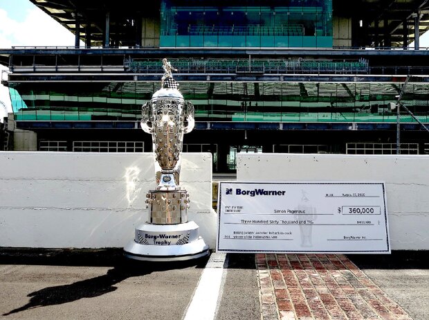 Borg-Warner-Trophy mit fertigem Scheck für Simon Pagenaud