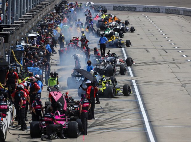 IndyCars in der Boxengasse des Iowa Speedway