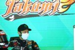 Takumi Takahashi vor den virtuellen Boxenwänden