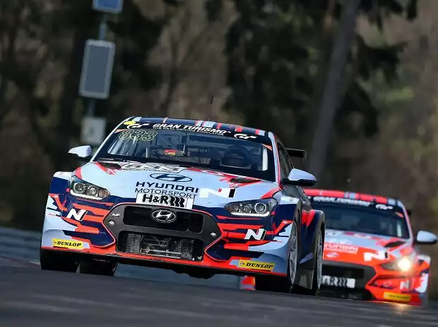 Hyundai Veloster N TCR vor Hyundai i30 N TCR auf der Strecke Titel-Bild zur News: Hyundai Veloster N TCR vor Hyundai i30 N TCR auf der Strecke