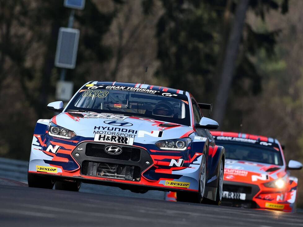 Hyundai i30 N TCR vor Hyundai Veloster N TCR auf der Strecke