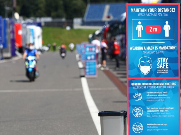 Titel-Bild zur News: COVID-19-Sicherheitshinweis im MotoGP-Fahrerlager