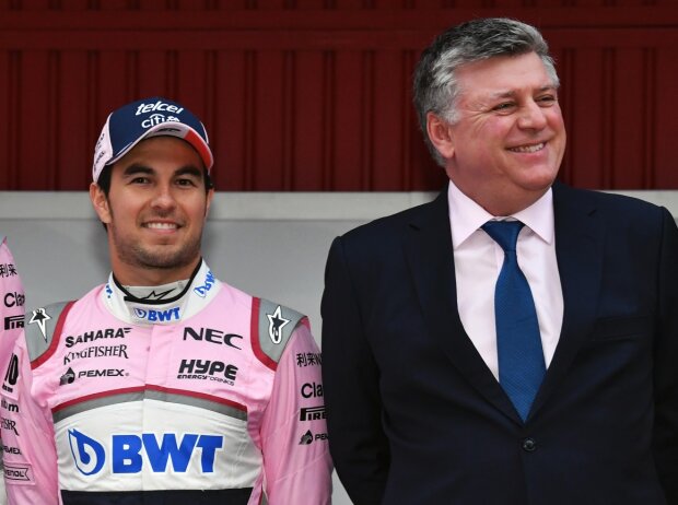 Sergio Perez, Otmar Szafnauer Sergio Perez, Otmar Szafnauer