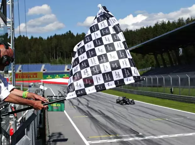 Zielflagge des Österreich-Grand-Prix 2020 Titel-Bild zur News: Zielflagge des Österreich-Grand-Prix 2020