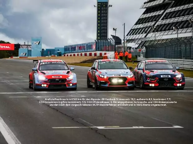 Die Hyundai-Rennwagen überqueren gemeinsam die Ziellinie der 24h vom Nürburgring 2020 Titel-Bild zur News: Die Hyundai-Rennwagen überqueren gemeinsam die Ziellinie der 24h vom Nürburgring 2020