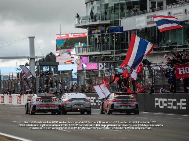 Der Hyundai i30 Fastback N, flankiert von den beiden Hyundai-TCR-Rennwagen, überquert die Ziellinie der 24h vom Nürburgring 2020 Der Hyundai i30 Fastback N, flankiert von den beiden Hyundai-TCR-Rennwagen, überquert die Ziellinie der 24h vom Nürburgring 2020