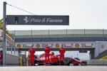 Callum Ilott, Robert Schwarzman und Mick Schumacher (Ferrari) mit dem Ferrari SF71H 