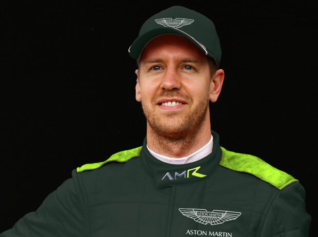 Titel-Bild zur News: Sebastian Vettel im möglichen Outfit von Aston Martin 2021 (Fotomontage)