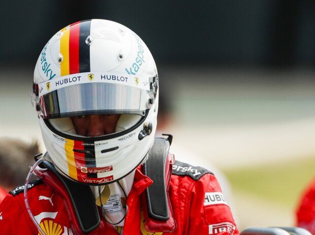 Titel-Bild zur News: Helm von Sebastian Vettel