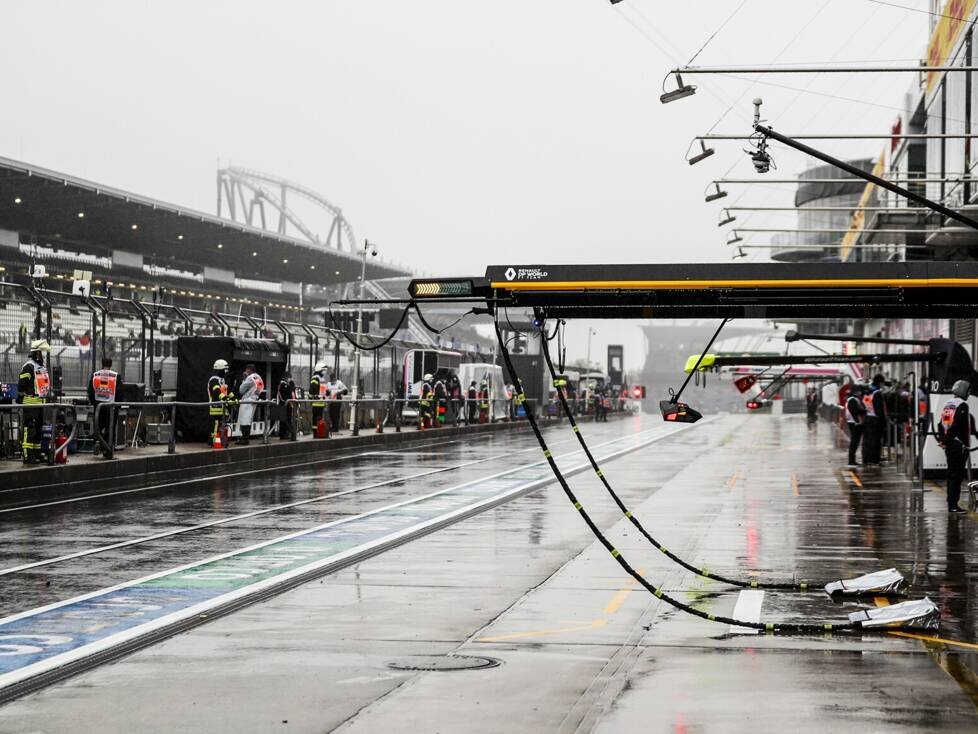 Die verregnete Boxengasse am Nürburgring 2020