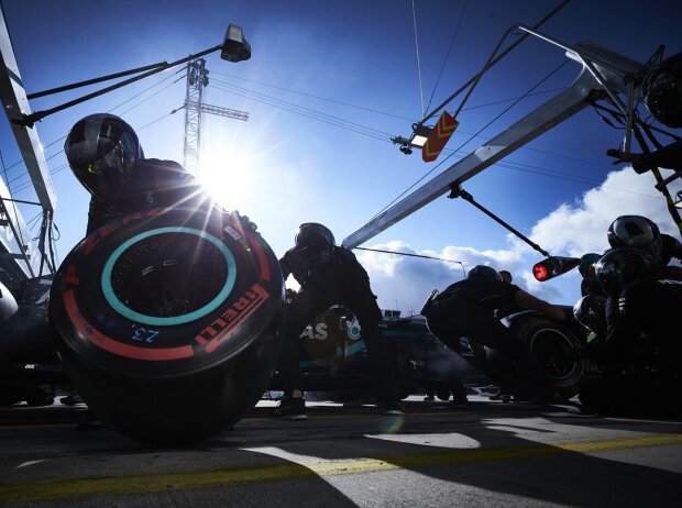 Titel-Bild zur News: Reifenwechsel bei Valtteri Bottas
