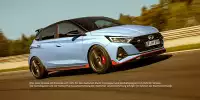 Dreiviertelansicht der Front und der rechten Seitenansicht des Hyundai i20 N 2020, der schnell auf einer Rennstrecke fährt