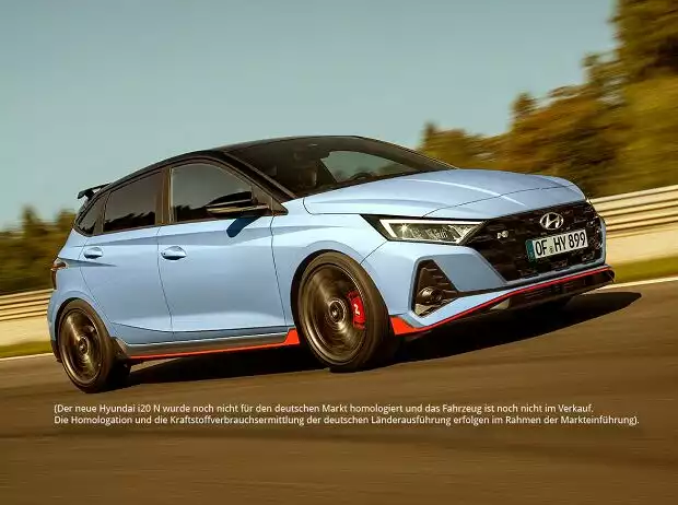 Dreiviertelansicht der Front und der rechten Seitenansicht des Hyundai i20 N 2020, der schnell auf einer Rennstrecke fährt Titel-Bild zur News: Dreiviertelansicht der Front und der rechten Seitenansicht des Hyundai i20 N 2020, der schnell auf einer Rennstrecke fährt