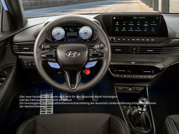 Das Cockpit des Hyundai i20 N 2020, zentrale Draufsicht mit dem Lenkrad in der Mitte. Das Cockpit des Hyundai i20 N 2020, zentrale Draufsicht mit dem Lenkrad in der Mitte.