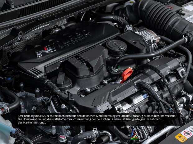 Der Motor des Hyundai i20 N 2020 von schräg rechts oben fotografiert Der Motor des Hyundai i20 N 2020 von schräg rechts oben fotografiert