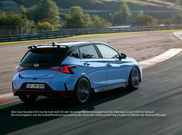 Dreiviertelansicht des Hecks und der rechten Seitenansicht des Hyundai i20 N 2020, der auf einen schnellen Linksknick auf einer Rennstrecke zufährt Dreiviertelansicht des Hecks und der rechten Seitenansicht des Hyundai i20 N 2020, der auf einen schnellen Linksknick auf einer Rennstrecke zufährt