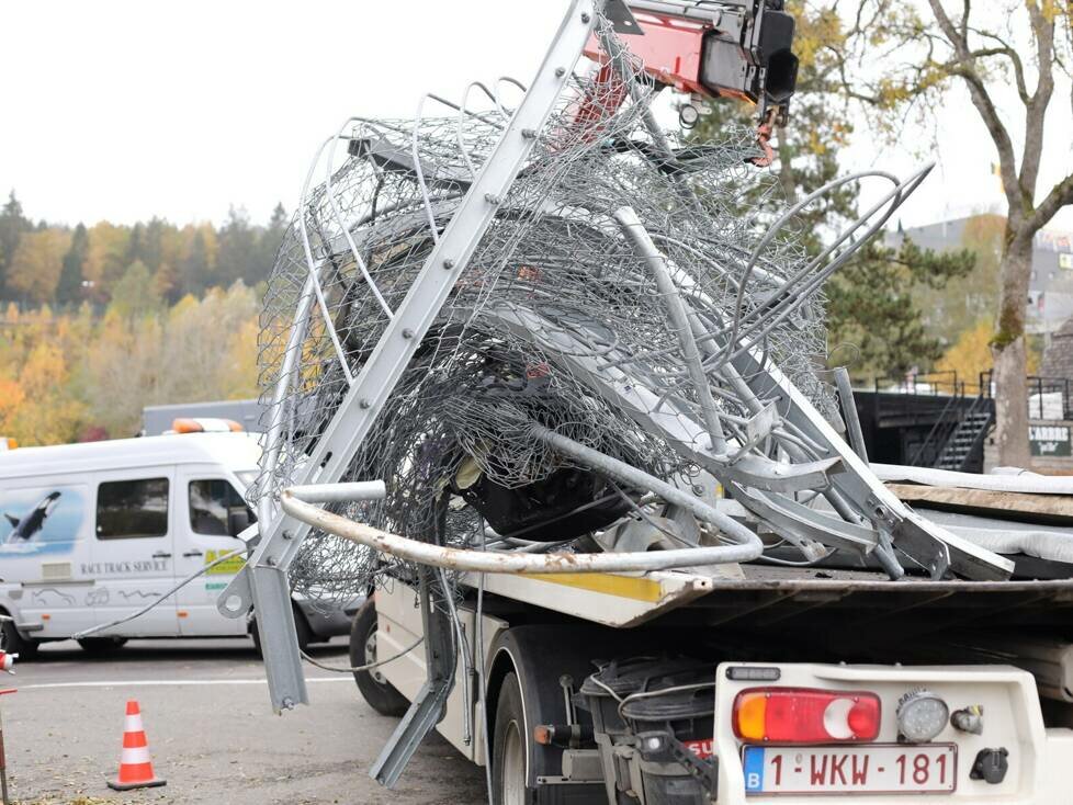 Beschädigter Zaun nach Unfall in Spa