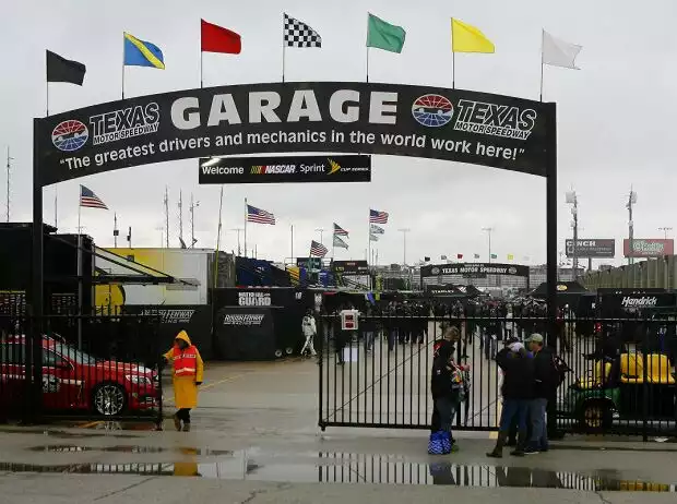 Regenwolken über dem Texas Motor Speedway Titel-Bild zur News: Regenwolken über dem Texas Motor Speedway
