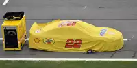 NASCAR-Auto von Joey Logano unter Regenplane