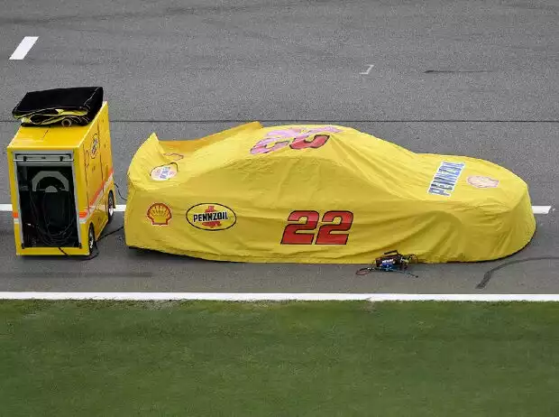 NASCAR-Auto von Joey Logano unter Regenplane Titel-Bild zur News: NASCAR-Auto von Joey Logano unter Regenplane
