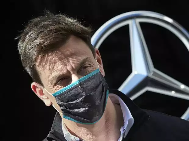 Toto Wolff vor Mercedes-Stern Titel-Bild zur News: Toto Wolff vor Mercedes-Stern