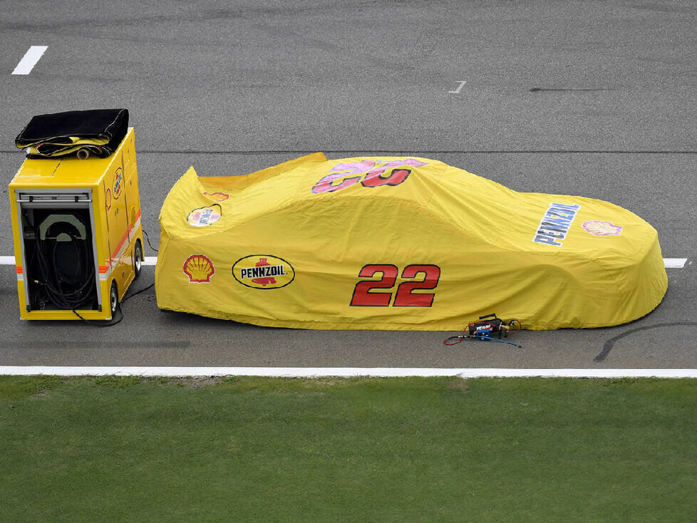 NASCAR-Auto von Joey Logano unter Regenplane