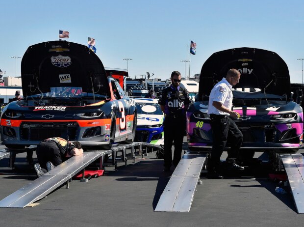 Technische Inspektion der Autos von Austin Dillon und Jimmie Johnson Technische Inspektion der Autos von Austin Dillon und Jimmie Johnson