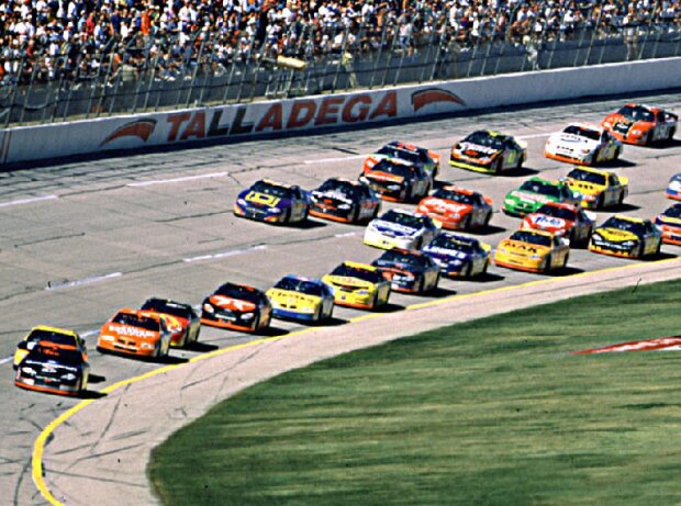 Renn-Action beim Winston 500 in Talladega 2000: Dale Earnhardt führt Renn-Action beim Winston 500 in Talladega 2000: Dale Earnhardt führt