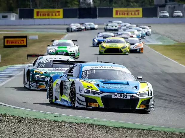 ADAC GT Masters 2020: Die beiden Audi R8 von Patric Niederhauser (vorne) und Kelvin van der Linde (dicht dahinter) fahren dem restlichen Feld vorneweg auf auf eine Kurve zu Titel-Bild zur News: ADAC GT Masters 2020: Die beiden Audi R8 von Patric Niederhauser (vorne) und Kelvin van der Linde (dicht dahinter) fahren dem restlichen Feld vorneweg auf auf eine Kurve zu