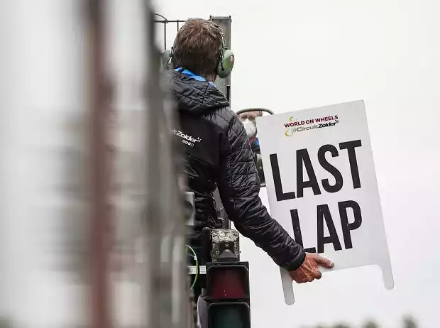 Last-lap-Schild Titel-Bild zur News: Last-lap-Schild