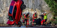 Bild zum Inhalt: Volvo lässt zehn Autos aus 30 Metern fallen - zu Schulungszwecken
